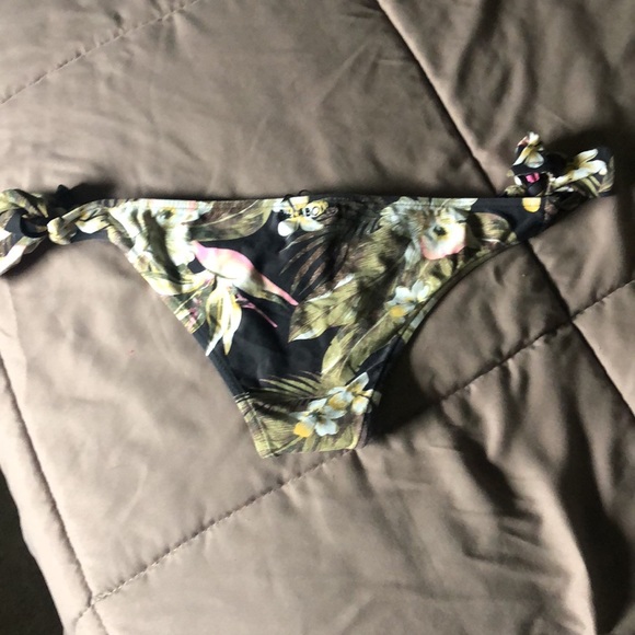 Billabong aloha yo floral tropical tie side low ris… - Picture 2 of 3